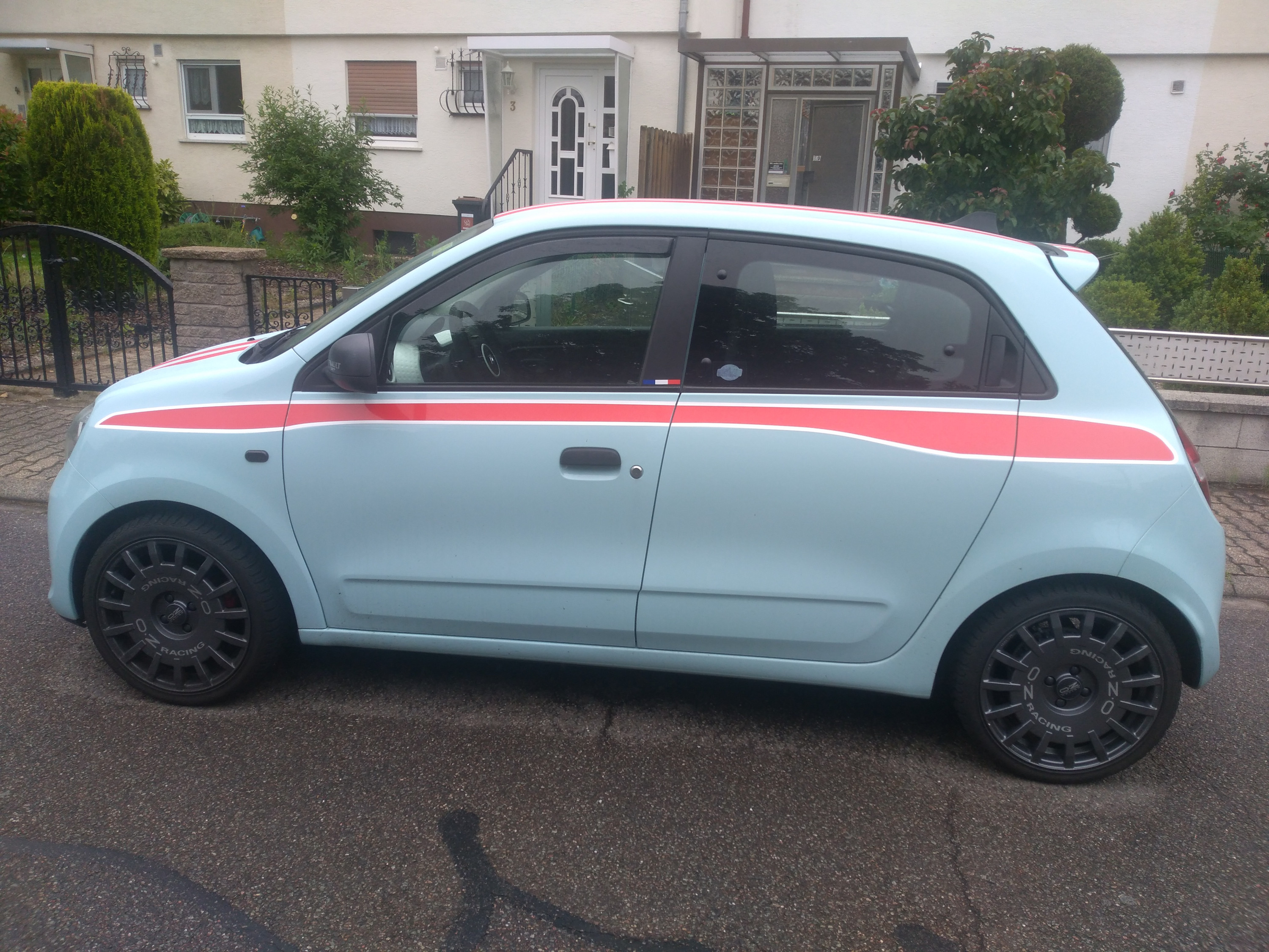 Twingo hellblau mit rot - weißen Streifen vom Folierer + OZ - Felgen